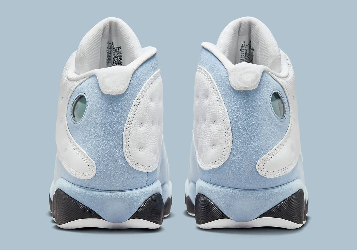 Air Jordan 13 Retro Blue Grey 414571-170 en cuir blanc avec panneaux Blue Grey, détails noirs, accents Yellow Ochre et hologramme vert vue de derrière. 