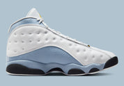 Air Jordan 13 Retro Blue Grey 414571-170 en cuir blanc avec panneaux Blue Grey, détails noirs, accents Yellow Ochre et hologramme vert vue de profil intérieur. 