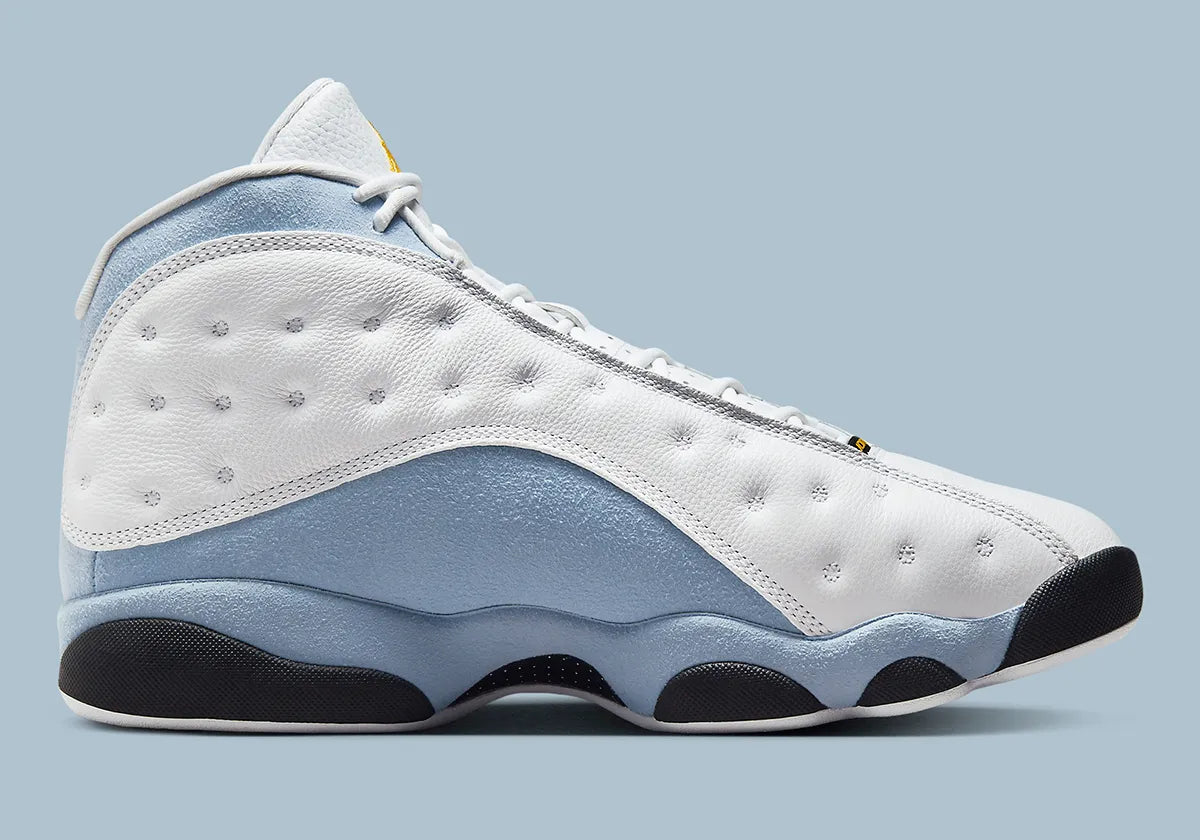 Air Jordan 13 Retro Blue Grey 414571-170 en cuir blanc avec panneaux Blue Grey, détails noirs, accents Yellow Ochre et hologramme vert vue de profil intérieur. 