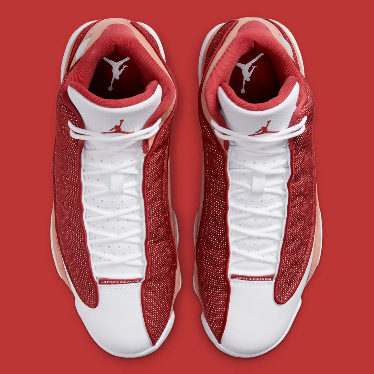 Air Jordan 13 Retro Dune Red DJ5982-601 en textile rouge Dune Red, cuir synthétique blanc, accents Terra Blush et hologramme vert au talon vue du dessus. 