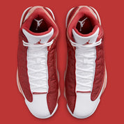 Air Jordan 13 Retro Dune Red DJ5982-601 en textile rouge Dune Red, cuir synthétique blanc, accents Terra Blush et hologramme vert au talon vue du dessus. 