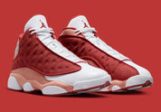 Air Jordan 13 Retro Dune Red DJ5982-601 en textile rouge Dune Red, cuir synthétique blanc, accents Terra Blush et hologramme vert au talon vue de 3/4 face. 