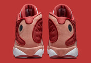 Air Jordan 13 Retro Dune Red DJ5982-601 en textile rouge Dune Red, cuir synthétique blanc, accents Terra Blush et hologramme vert au talon vue de derrière. 