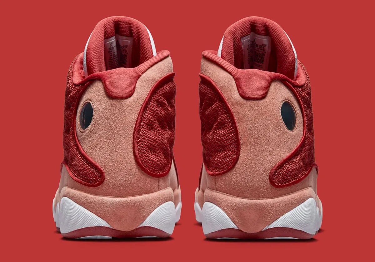 Air Jordan 13 Retro Dune Red DJ5982-601 en textile rouge Dune Red, cuir synthétique blanc, accents Terra Blush et hologramme vert au talon vue de derrière. 