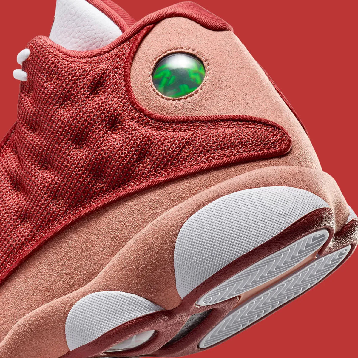Vue zoomée sur l'arrière de la Air Jordan 13 Retro Dune Red DJ5982-601 en textile rouge Dune Red, cuir synthétique blanc, accents Terra Blush et hologramme vert au talon.