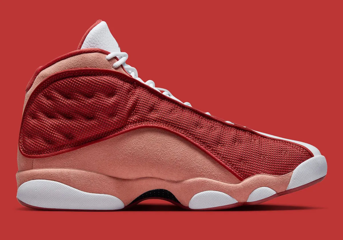 Air Jordan 13 Retro Dune Red DJ5982-601 en textile rouge Dune Red, cuir synthétique blanc, accents Terra Blush et hologramme vert au talon vue de profil intérieur. 