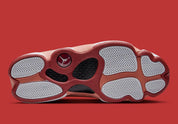 Air Jordan 13 Retro Dune Red DJ5982-601 en textile rouge Dune Red, cuir synthétique blanc, accents Terra Blush et hologramme vert au talon vue de dessous. 
