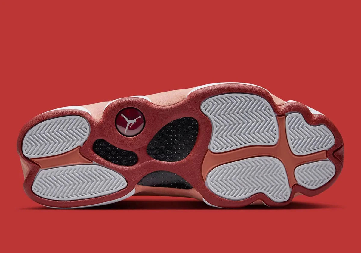 Air Jordan 13 Retro Dune Red DJ5982-601 en textile rouge Dune Red, cuir synthétique blanc, accents Terra Blush et hologramme vert au talon vue de dessous. 