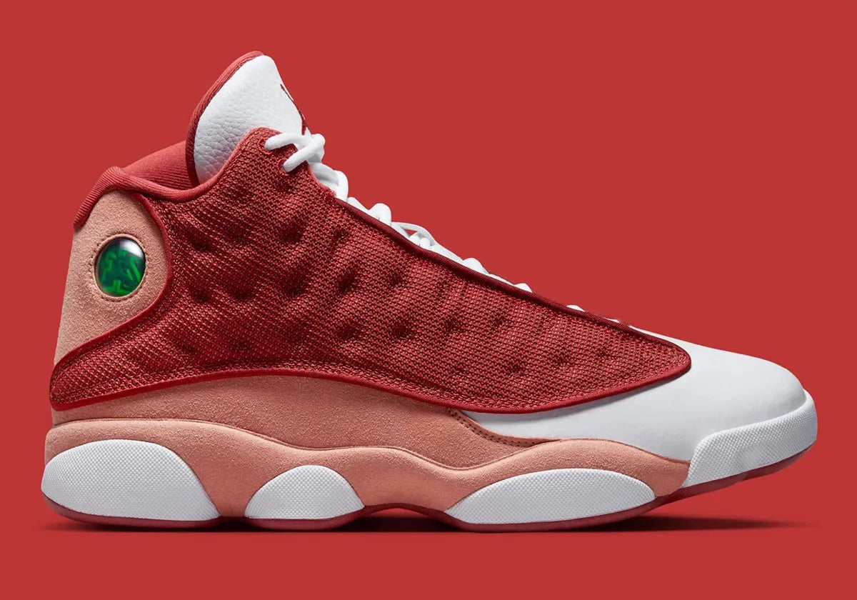 Air Jordan 13 Retro Dune Red DJ5982-601 en textile rouge Dune Red, cuir synthétique blanc, accents Terra Blush et hologramme vert au talon vue de profil. 