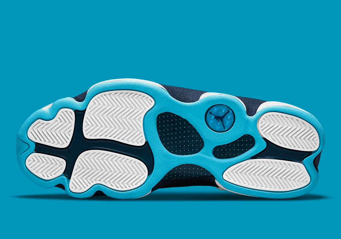 Air Jordan 13 Retro Obsidian Powder Blue White en cuir blanc foulonné avec renforts Obsidian, détails Dark Powder Blue et hologramme.