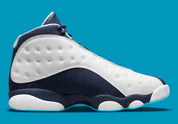 Air Jordan 13 Retro Obsidian Powder Blue White en cuir blanc foulonné avec renforts Obsidian, détails Dark Powder Blue et hologramme.