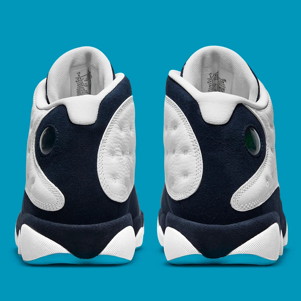 Air Jordan 13 Retro Obsidian Powder Blue White en cuir blanc foulonné avec renforts Obsidian, détails Dark Powder Blue et hologramme.