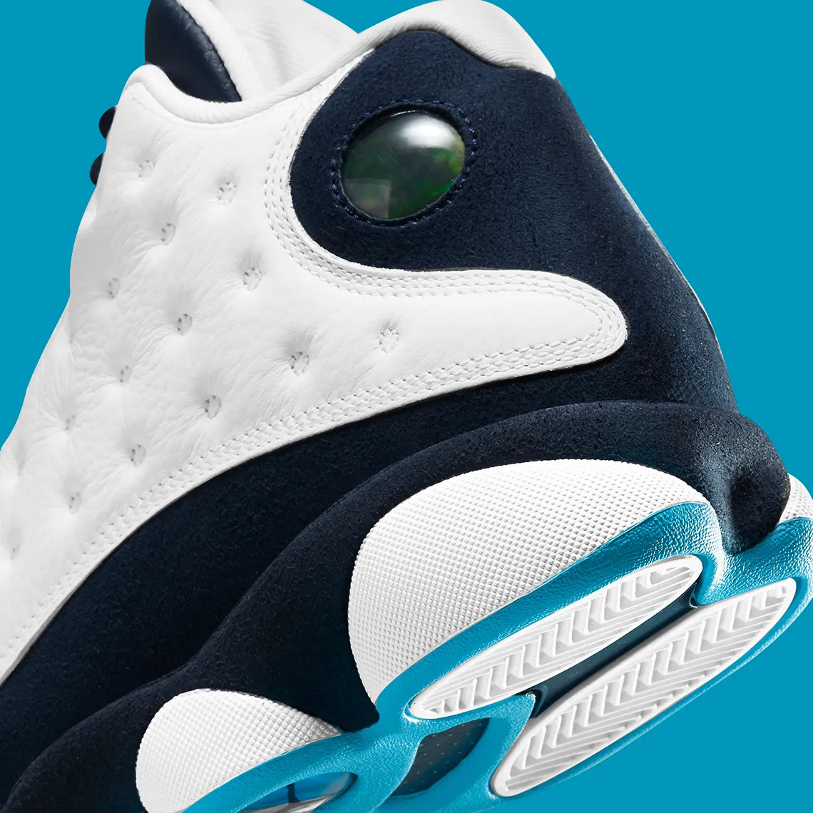 Air Jordan 13 Retro Obsidian Powder Blue White en cuir blanc foulonné avec renforts Obsidian, détails Dark Powder Blue et hologramme.