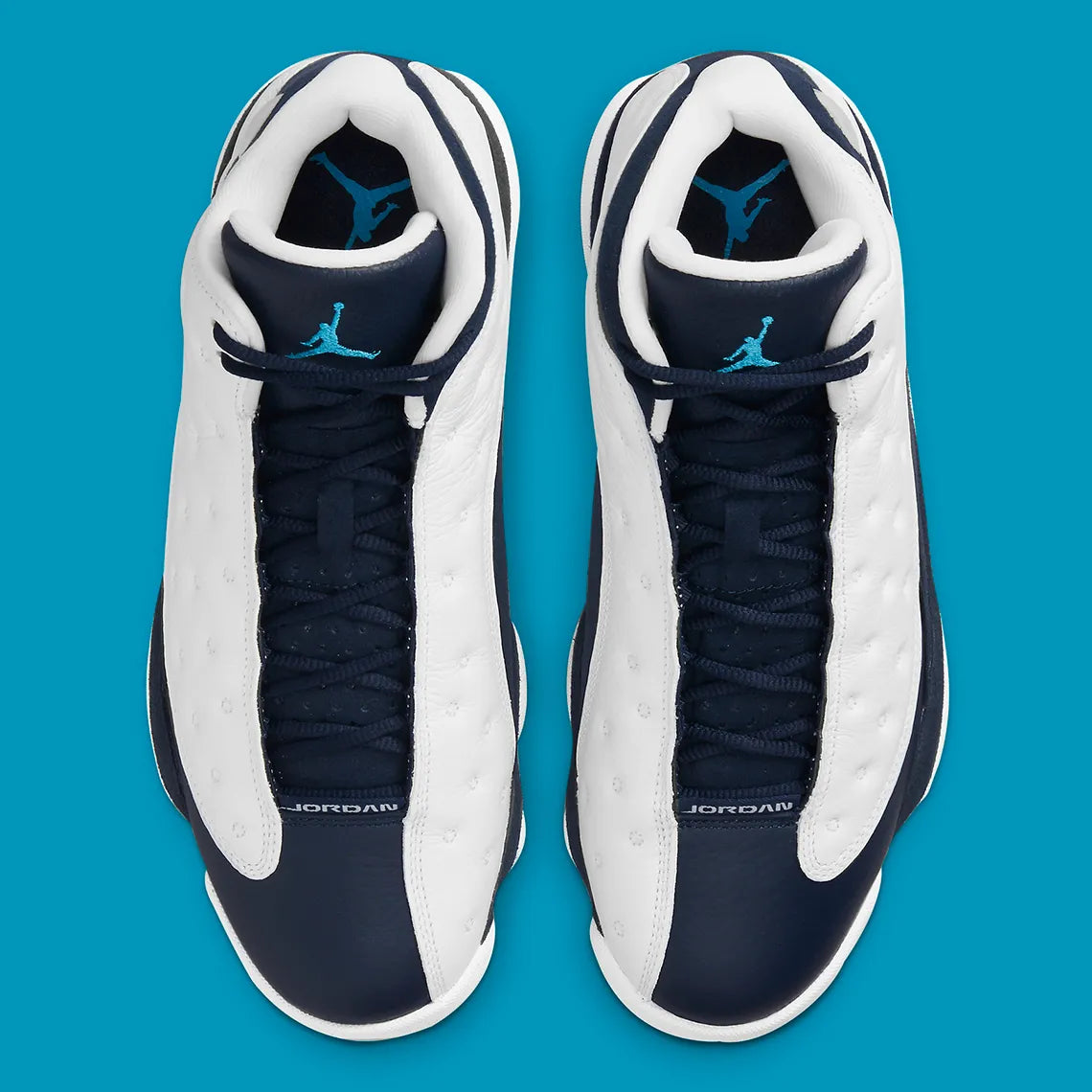 Air Jordan 13 Retro Obsidian Powder Blue White en cuir blanc foulonné avec renforts Obsidian, détails Dark Powder Blue et hologramme.