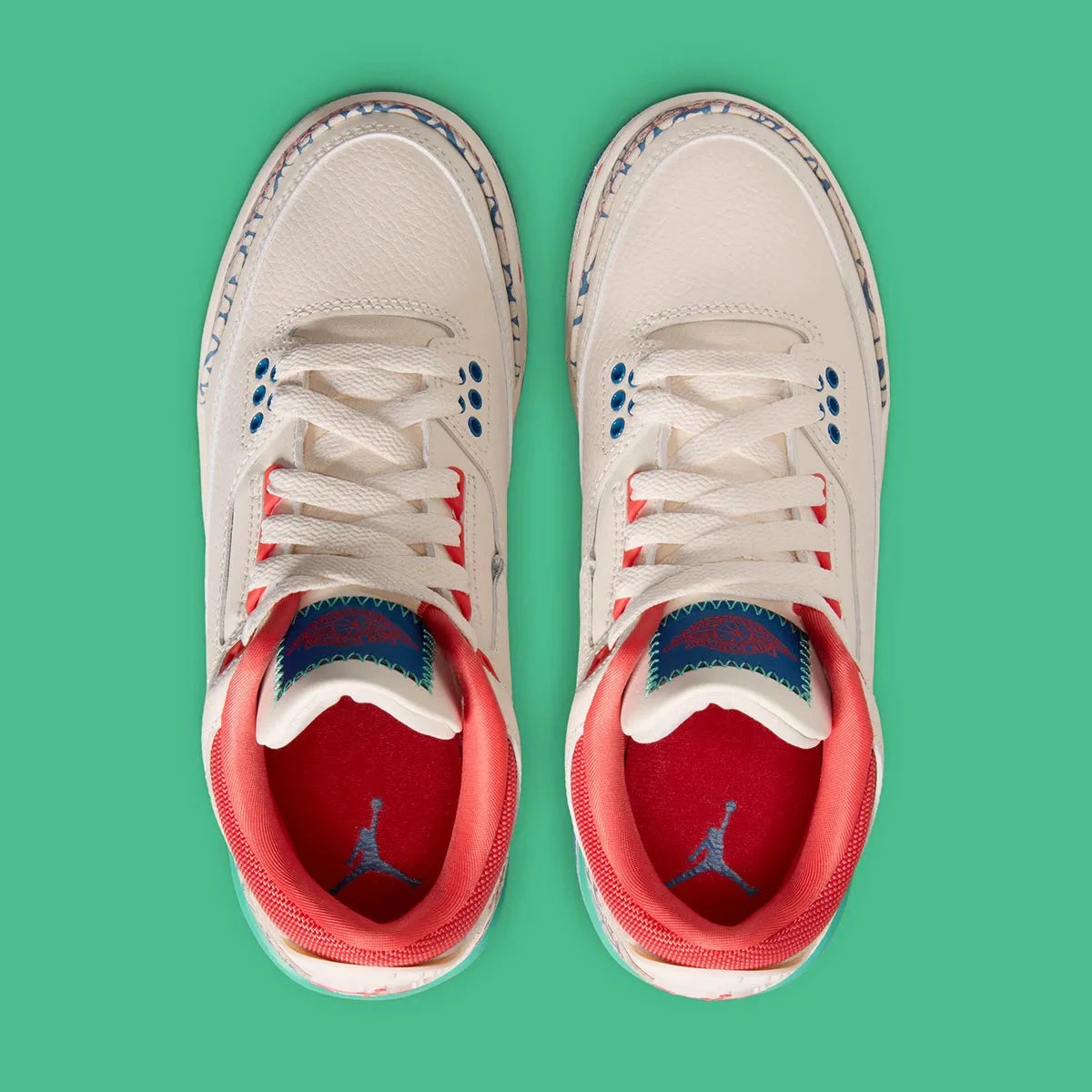 Air Jordan 3 Retro Play Your Way, sneaker Jordan Brand au design rétro basketball avec silhouette Air Jordan 3 et unité Nike Air visible au talon vue du dessus. 