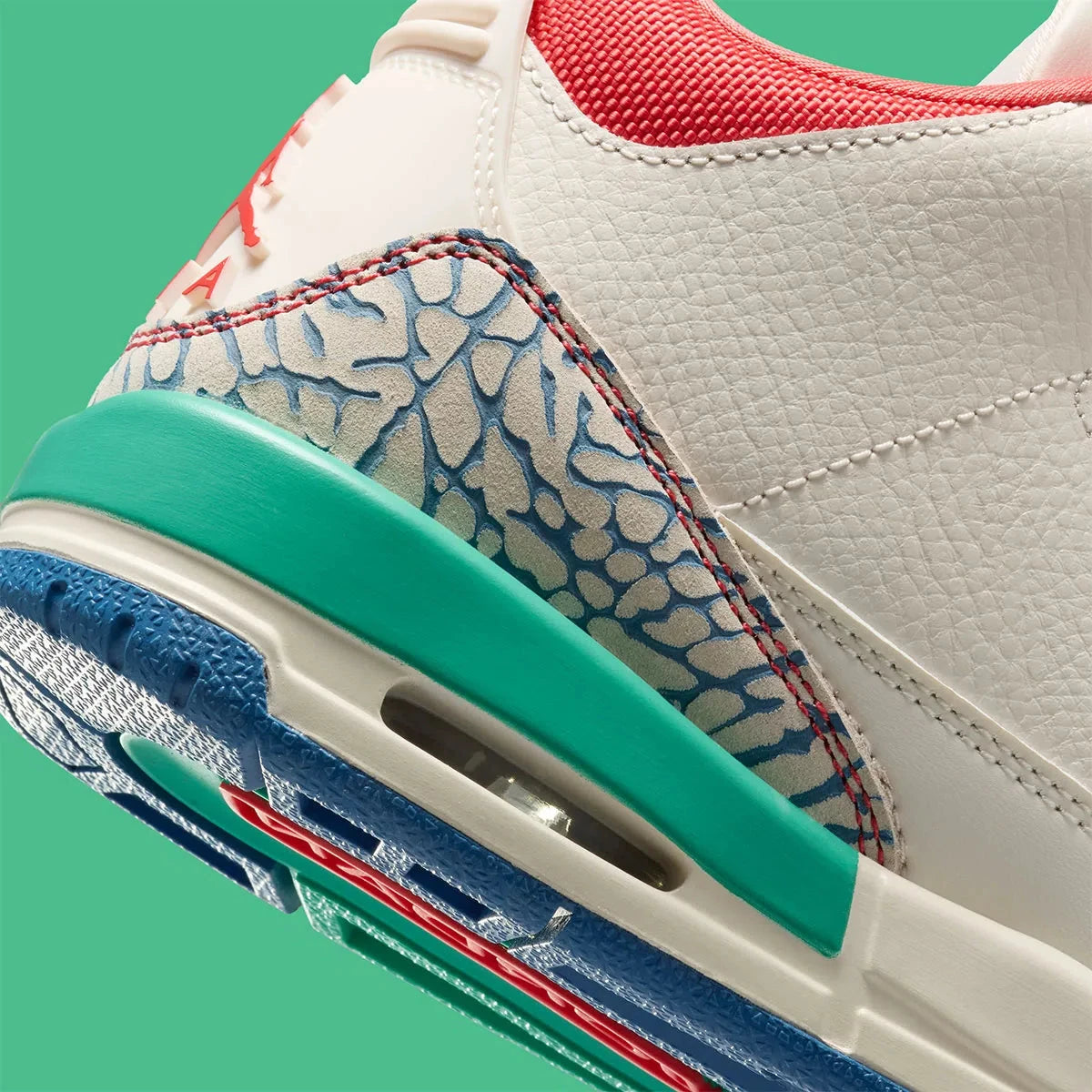 Vue zoomée sur les détails arrières de la Air Jordan 3 Retro Play Your Way, sneaker Jordan Brand au design rétro basketball avec silhouette Air Jordan 3 et unité Nike Air visible au talon.