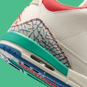 Vue zoomée sur les détails arrières de la Air Jordan 3 Retro Play Your Way, sneaker Jordan Brand au design rétro basketball avec silhouette Air Jordan 3 et unité Nike Air visible au talon.