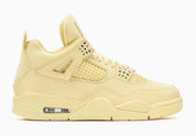 Air Jordan 4 Retro J Balvin Lemonade IW2872-700 en jaune Lemonade avec textures effet crocodile, détails multicolores et smiley J Balvin au talon vue de profil. 