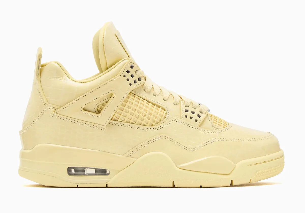 Air Jordan 4 Retro J Balvin Lemonade IW2872-700 en jaune Lemonade avec textures effet crocodile, détails multicolores et smiley J Balvin au talon vue de profil. 