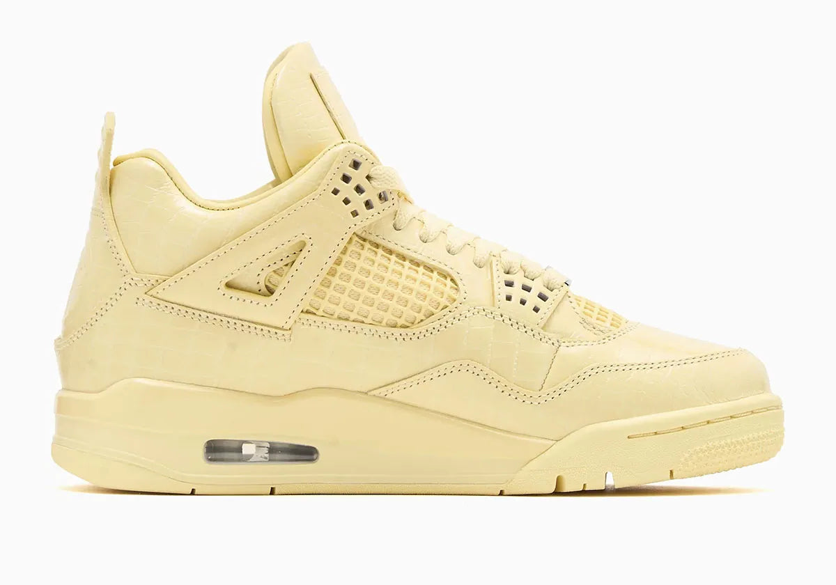 Air Jordan 4 Retro J Balvin Lemonade IW2872-700 en jaune Lemonade avec textures effet crocodile, détails multicolores et smiley J Balvin au talon vue de profil intérieur. 