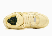 Air Jordan 4 Retro J Balvin Lemonade IW2872-700 en jaune Lemonade avec textures effet crocodile, détails multicolores et smiley J Balvin au talon vue du dessus. 