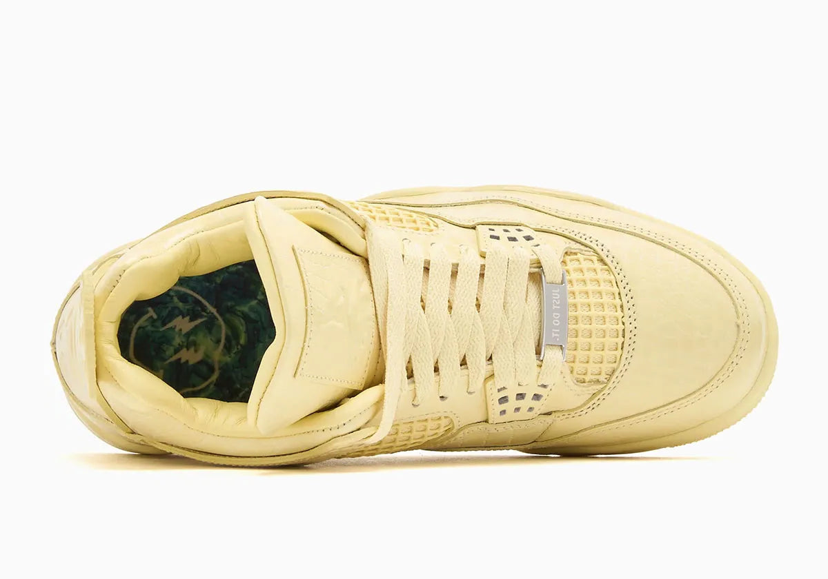 Air Jordan 4 Retro J Balvin Lemonade IW2872-700 en jaune Lemonade avec textures effet crocodile, détails multicolores et smiley J Balvin au talon vue du dessus. 