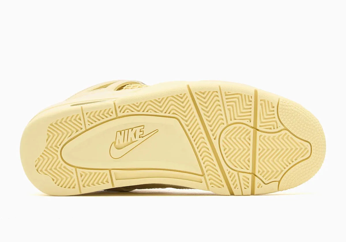 Air Jordan 4 Retro J Balvin Lemonade IW2872-700 en jaune Lemonade avec textures effet crocodile, détails multicolores et smiley J Balvin au talon vue du dessous.  