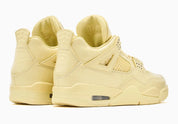 Air Jordan 4 Retro J Balvin Lemonade IW2872-700 en jaune Lemonade avec textures effet crocodile, détails multicolores et smiley J Balvin au talon vue de 3/4 arrière. 