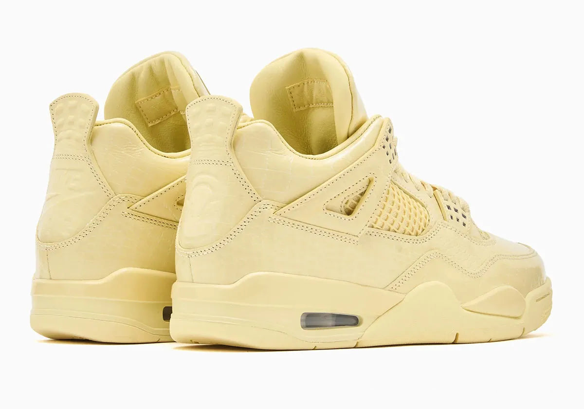 Air Jordan 4 Retro J Balvin Lemonade IW2872-700 en jaune Lemonade avec textures effet crocodile, détails multicolores et smiley J Balvin au talon vue de 3/4 arrière. 