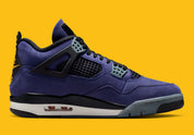 Sneakers Air Jordan 4 Retro en cuir premium, coloris violet et or Lakers, éléments signature Jumpman et amorti Air visible vue de profil intérieur. 