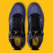 Sneakers Air Jordan 4 Retro en cuir premium, coloris violet et or Lakers, éléments signature Jumpman et amorti Air visible vue de dessus. 