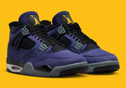 Sneakers Air Jordan 4 Retro en cuir premium, coloris violet et or Lakers, éléments signature Jumpman et amorti Air visible vue de 3/4 face. 