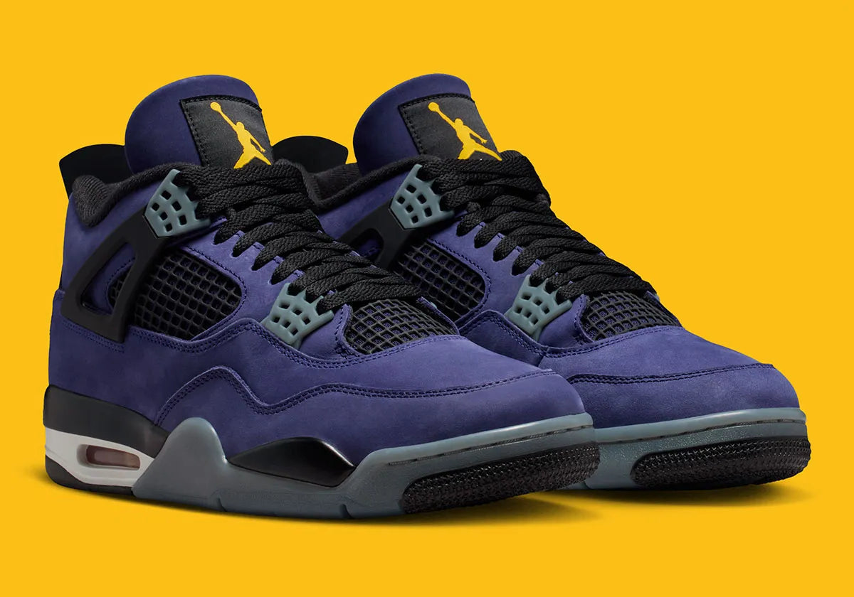 Sneakers Air Jordan 4 Retro en cuir premium, coloris violet et or Lakers, éléments signature Jumpman et amorti Air visible vue de 3/4 face. 