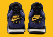 Sneakers Air Jordan 4 Retro en cuir premium, coloris violet et or Lakers, éléments signature Jumpman et amorti Air visible vue de derrière. 