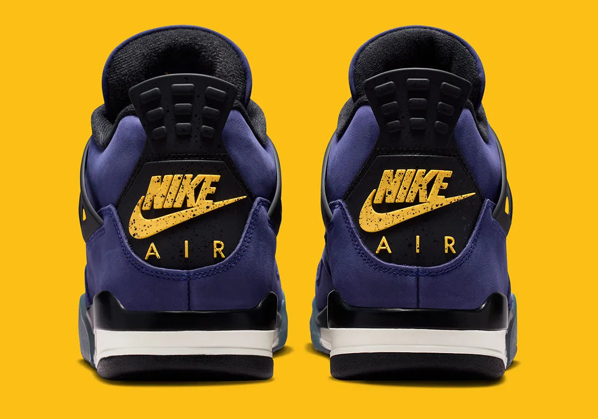 Sneakers Air Jordan 4 Retro en cuir premium, coloris violet et or Lakers, éléments signature Jumpman et amorti Air visible vue de derrière. 