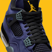 Vue sur les détails latéraux de la sneakers Air Jordan 4 Retro en cuir premium, coloris violet et or Lakers, éléments signature Jumpman et amorti Air visible.
