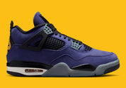 Sneakers Air Jordan 4 Retro en cuir premium, coloris violet et or Lakers, éléments signature Jumpman et amorti Air visible vue de profil. 