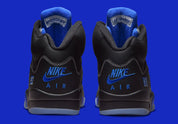 Air Jordan 5 Retro Awake NY Black DV4982-004, sneaker noire en cuir avec détails Racer Blue, languette argentée et logos Awake NY vue de derrière. 
