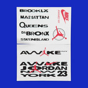 Stickers dans la boite de la Air Jordan 5 Retro Awake NY Black DV4982-004, sneaker noire en cuir avec détails Racer Blue, languette argentée et logos Awake NY.