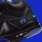 Vue zoomée sur les détails arrières de la Air Jordan 5 Retro Awake NY Black DV4982-004, sneaker noire en cuir avec détails Racer Blue, languette argentée et logos Awake NY.