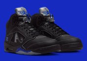 Air Jordan 5 Retro Awake NY Black DV4982-004, sneaker noire en cuir avec détails Racer Blue, languette argentée et logos Awake NY vue de 3/4 face. 