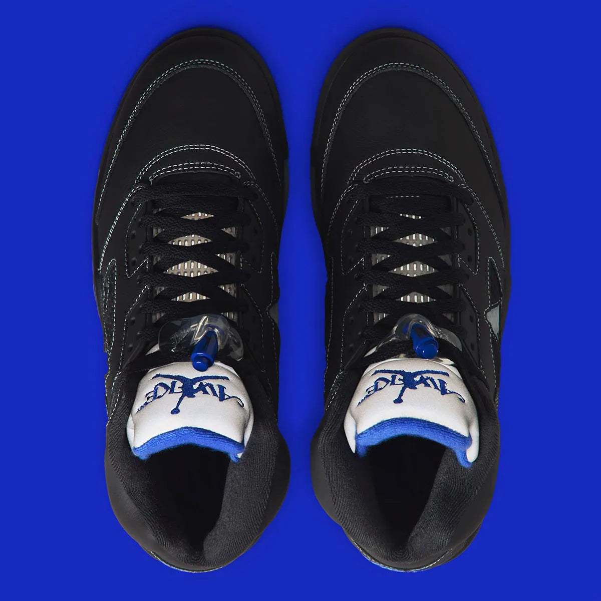 Air Jordan 5 Retro Awake NY Black DV4982-004, sneaker noire en cuir avec détails Racer Blue, languette argentée et logos Awake NY vue du dessus. 