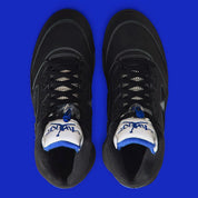 Air Jordan 5 Retro Awake NY Black DV4982-004, sneaker noire en cuir avec détails Racer Blue, languette argentée et logos Awake NY vue du dessus. 