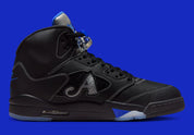 Air Jordan 5 Retro Awake NY Black DV4982-004, sneaker noire en cuir avec détails Racer Blue, languette argentée et logos Awake NY vue de profil intérieur. 