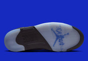 Air Jordan 5 Retro Awake NY Black DV4982-004, sneaker noire en cuir avec détails Racer Blue, languette argentée et logos Awake NY vue de dessous. 