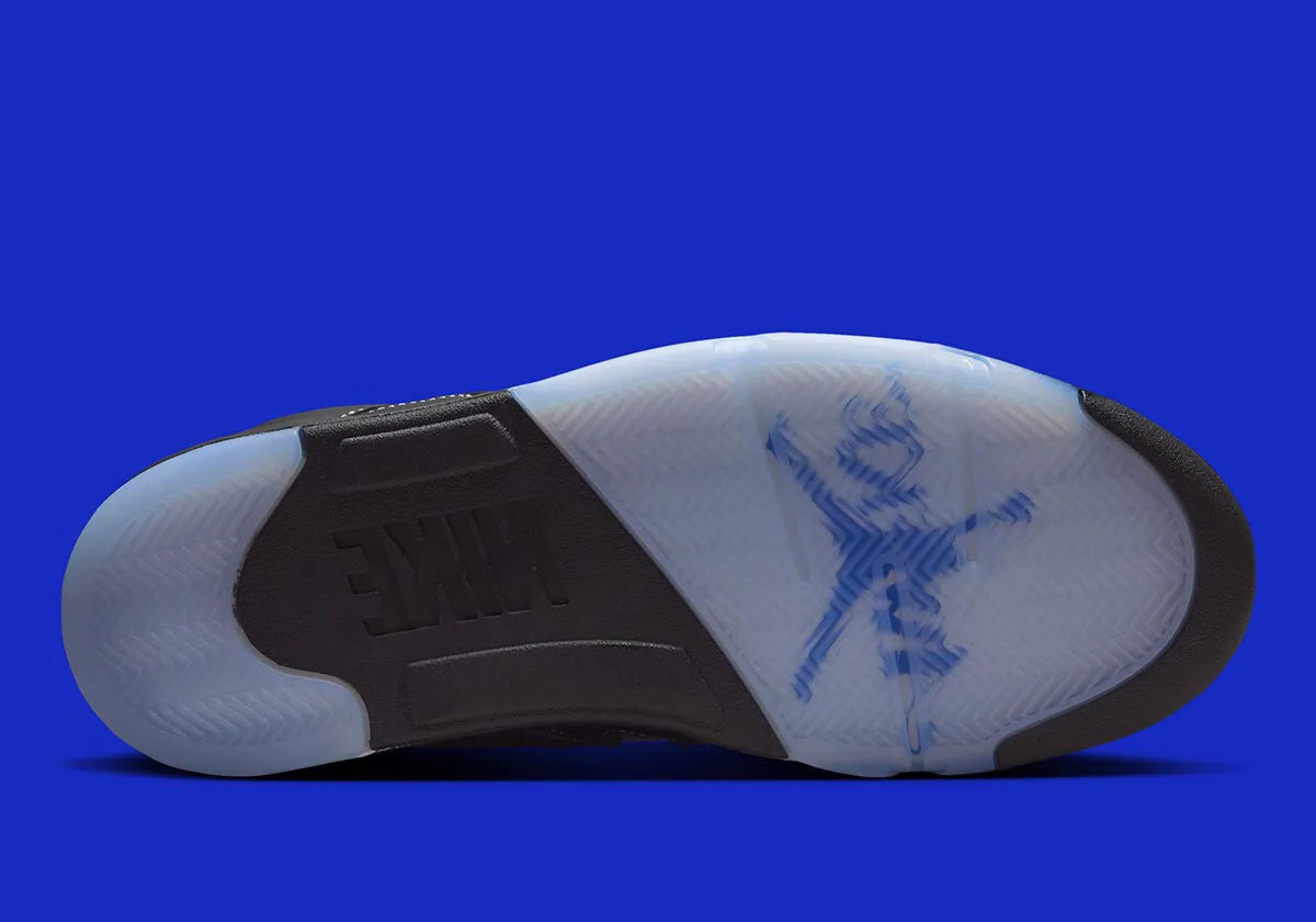 Air Jordan 5 Retro Awake NY Black DV4982-004, sneaker noire en cuir avec détails Racer Blue, languette argentée et logos Awake NY vue de dessous. 