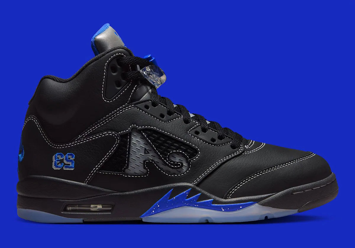 Air Jordan 5 Retro Awake NY Black DV4982-004, sneaker noire en cuir avec détails Racer Blue, languette argentée et logos Awake NY vue de profil. 