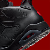 Air Jordan 6 Retro PRM Bin23 II6558-001 en cuir noir premium avec détails Picante Red, sceau Bin23 au talon et unité Air visible.