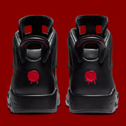 Air Jordan 6 Retro PRM Bin23 II6558-001 en cuir noir premium avec détails Picante Red, sceau Bin23 au talon et unité Air visible.