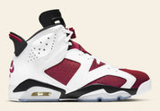 Air Jordan 6 Retro Carmine 2021 CT8529-106 en cuir blanc et nubuck rouge Carmine avec détails noirs, Nike Air et semelle translucide vue de profil. 